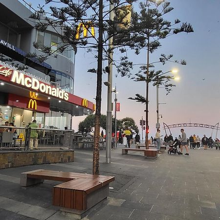 Beachside Apartment In The Heart Of Surfers Paradise - Free Parking Gold Coast Bagian luar foto