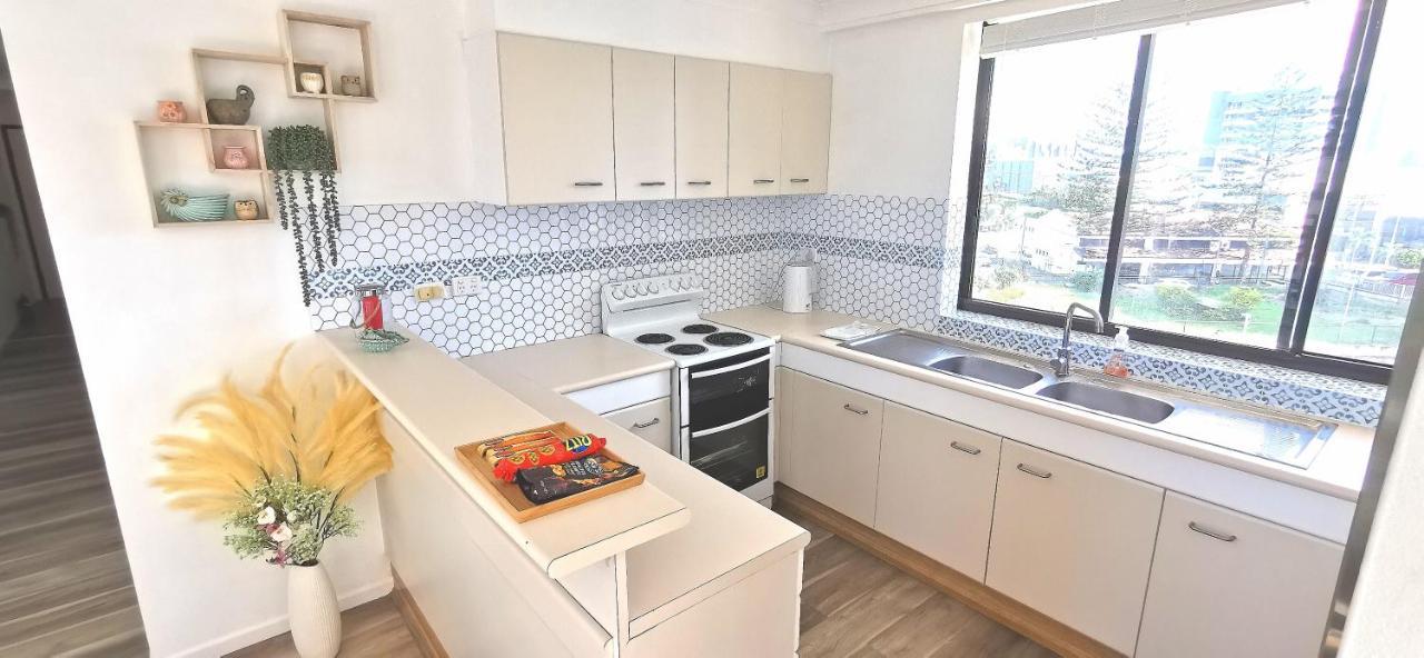 Beachside Apartment In The Heart Of Surfers Paradise - Free Parking Gold Coast Bagian luar foto