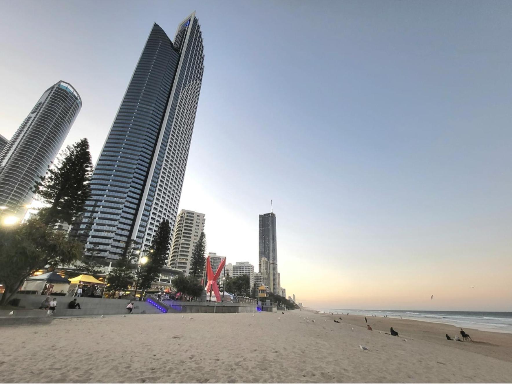 Beachside Apartment In The Heart Of Surfers Paradise - Free Parking Gold Coast Bagian luar foto