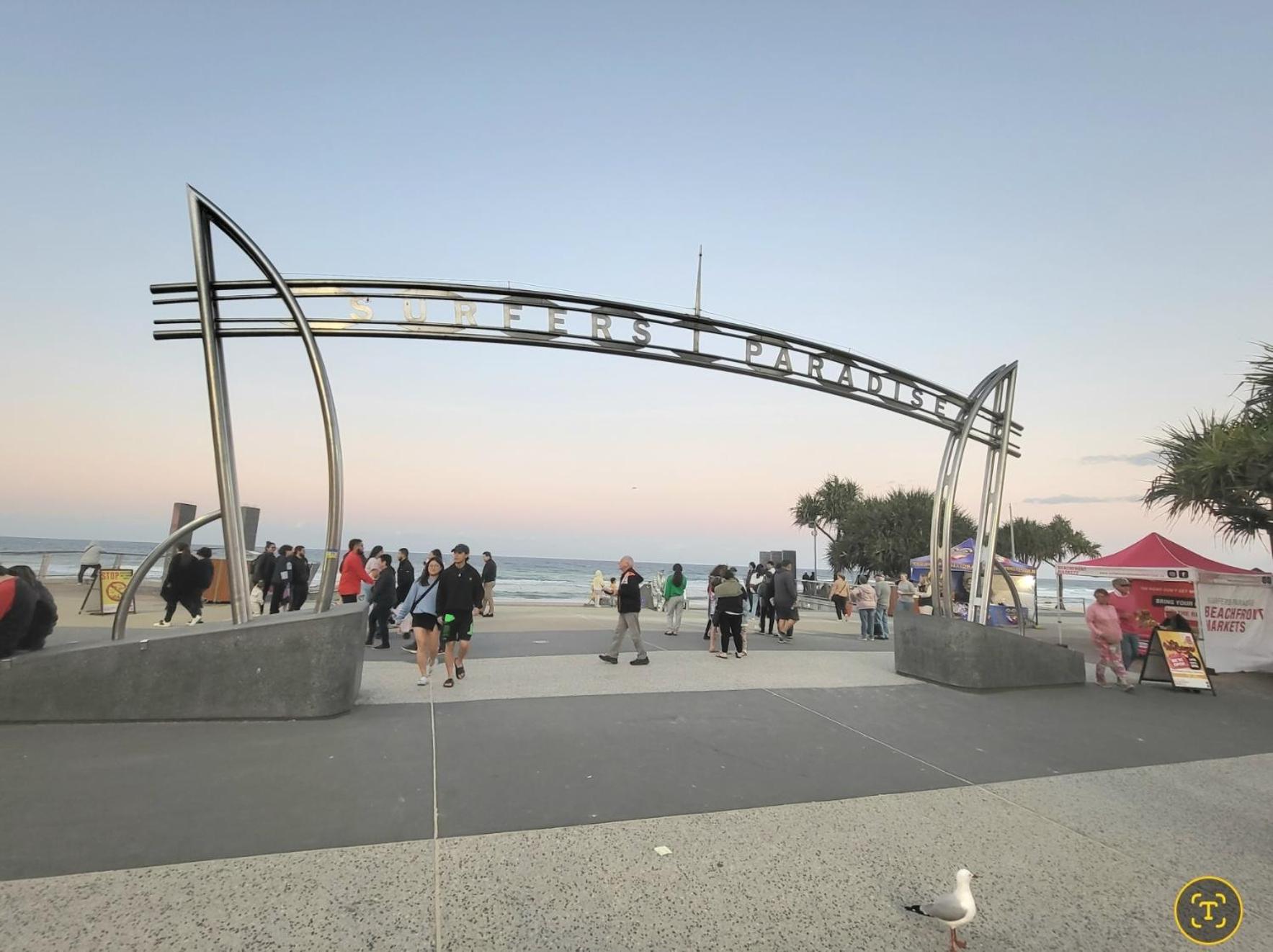 Beachside Apartment In The Heart Of Surfers Paradise - Free Parking Gold Coast Bagian luar foto